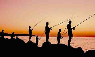 釣りをする人と夕焼け