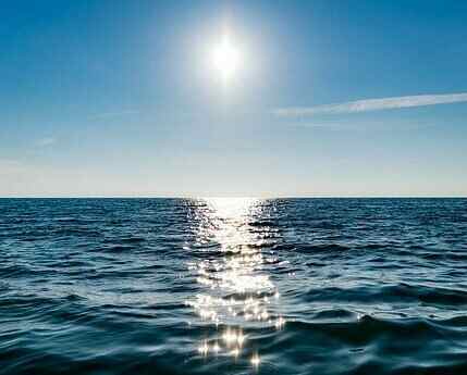 海と太陽の光
